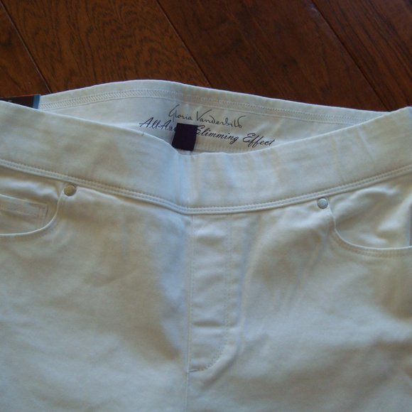 NWT Gloria Vanderbilt Avery Pull On Skimmer Mid-Rise Capris White sz 8 - Picture 6 of 13
